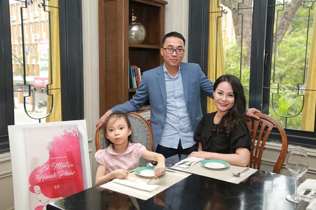 Tác giả Phạm Phương Mai bên gia đình hạnh phúc, viên mãn.