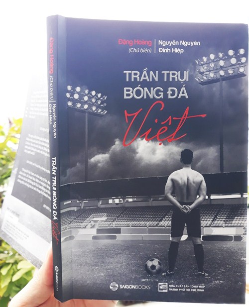 Review sách Trần Trụi Bóng Đá Việt