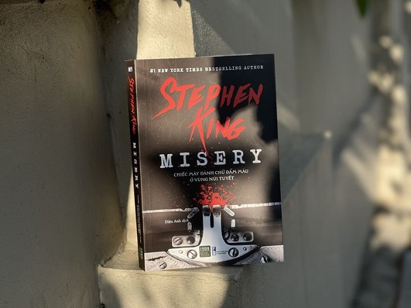 Review sách Misery - Chiếc Máy Đánh Chữ Đẫm Máu Ở Vùng Núi Tuyết