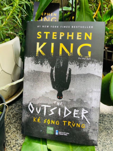 Review sách The Outsider - Kẻ Song Trùng
